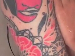 Lezbijke, Tuširanje, Tetovaže