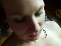 Brunetka, Dildo, Vonku, Vyholené, Sólo