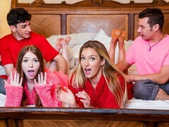 18 éves, Hatalmas hátsó, Monumentális dákó, Cumizás, Kutya póz, Természetes mellek, Tini, Begyek