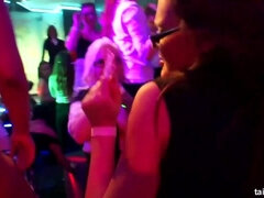 Oblečena ženska in nag moški, Lutka, Obrazno, Grupni, Medrasni seks, V javnosti, Dokolenke, Svingerji