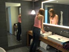 Cuarto de baño, Corrida, Pies, Masturbacion con pies, Jeans, Pov, Coño, Tetas