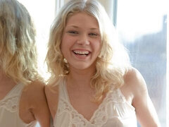 18 anos, Amador amadora, Loiroa, Masturbação, Cabelo curto, Solo chão, Descascar, Adolescente