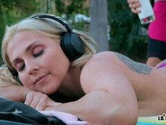 Rumpe, Bikini, Blond, Kukk suging, Milf, Synsvinkel, Kort hår, Våt