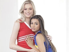 Veľký zadok, Prstovanie, Lesbické, Spodná bielizeň, Prirodzené prsia, Vyholené, Teenka, Kozičky