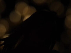 Большие сиськи, Пальцем