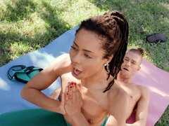 Sucer une bite, Noir ébène, Faciale, Hd, Interracial, Seins naturels, Petite femme, Chevaucher