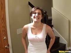 Stor stjärt, Stora tuttar, Avsugning, Brunett, Doggystyle, Milf, Pov, Kort hår