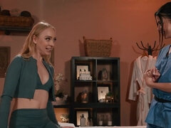 Grosser arsch, Blondine, Küssen, Massage, Natürlichen titten, Öl, Muschi, Rau