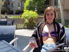 Stor pik, Brunette, Lækker, Sædskud, Brystvorter, Pov, Mager, Tatovering