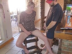 Amateur, Couple, Femelle, Doigter, Orgasme, Culottes ou slips, Public, Sous la jupe