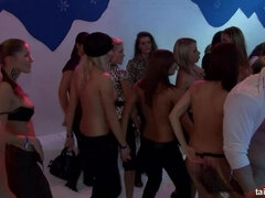 Iso kulli, Suihinotto, Nainen pukeissa mies alasti, Ryhmä, Alusvaatteet, Orgiat, Imevä, Märkä