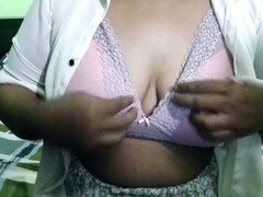 When she caught her older stepsister in her room wearing a revealing sundress, she took care of her younger stepbrother from behind and satisfied his 