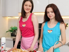 18 éves, Hatalmas hátsó, Gesztenyebarna, Nyalás, Maszti, Leborotvált, Sztrippelés, Begyek