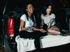 Veľký zadok, Čierne, Medzirasové, Výprask, Masturbácia, Vonku, Tetovanie, Teenka