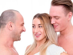 Blond, Pijpbeurt, Hondjeshouding, Dubbele penetratie, Natuurlijke tieten, Mager, Tiener, Tieten likken