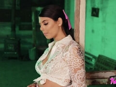 Sort, Støvler, Brunette, Naturlig, Naturlige bryster, Udendørs, Tatovering, Teenager