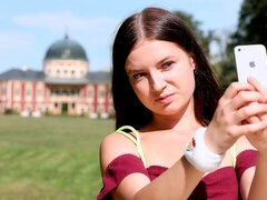 Monumentális dákó, Cumizás, Gesztenyebarna, Kutya póz, Természetes mellek, Szabadban, Tini, Begyek