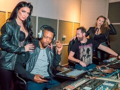 Gros cul, Noire, Sucer une bite, Brunette brune, En levrette, Doigter, Branlette thaïlandaise, Interracial