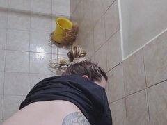 18 jaar, Enthousiasteling, Grote kont, Pissen, Alleen, Tatoeage, Tiener