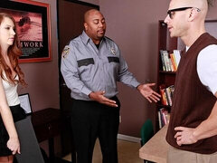 18 ans, Grosse bite, Brunette brune, En levrette, Seins naturels, Bureau, Adolescente, Nénés