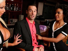 Tetas grandes, Rubia, Mamada, Ffm, Pajear, Interracial, Madres para coger, Trio