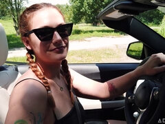 Stor stjärt, Stora tuttar, Blondin, Avsugning, Handjobb, Kysser, Tatuering, Tonåring