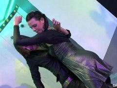 Store bryster, Påklædt sex, Kvinde, Gruppe, Hæle, Kysse, Swingers, Våd