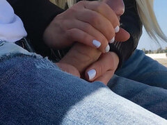 Enthousiasteling, Grote lul, Blond, Pijpbeurt, Sperma in mond, Handbeurt, Buiten, Openbaar