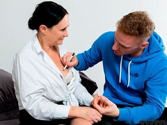 Avsugning, Brunett, Doggystyle, Milf, Naturliga tuttar, Kjol, Stockings, Strippning