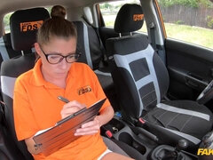 Amatorka, Obciąganie, Brunetka, Wytrysk, Kutas, Okulary, Na wolnym powietrzu, Pirsing