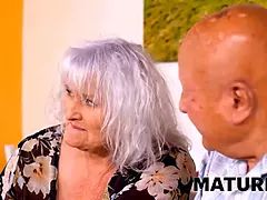 Betrug, Geile alte tussi, Gehörnter ehemann, Oma, Reif, Verführt, Strümpfe, Ehefrau