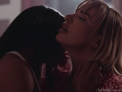 Rumpa, Sovrum, Stora tuttar, Ebenholts, Kysser, Onani, Dusch, Våt