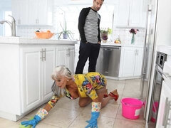 Grote mammen, Blond, Pijpbeurt, Hondjeshouding, Masturbatie, Moeder die ik wil neuken, Kousen, Tieten likken