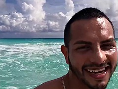 Antoine enjoys the blue sea under the scorching Cancun sun while a cameraman films him - LatinLeche