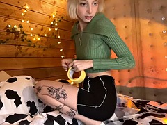 Amador amadora, Loiroa, Faculdade, Namorada, Cabelo curto, Solo chão, Tetas, Brinquedos