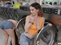 Gros cul, Gros seins, Lesbienne, Chatte, Rasée, Maigrichonne, Dénudage, Nénés