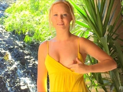 Mekko, Korkokengät, Itsetyydytys, Orgasmi, Julkinen, Soolo, Lelut, Hameen alla