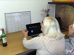 Enthousiasteling, Grote mammen, Pijpbeurt, Hd, Masturbatie, Rijpe lesbienne, Natuurlijk, Trio