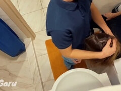 Gehörnter ehemann, Spermaladung, Öffentlich, Flotter dreier, Toilette