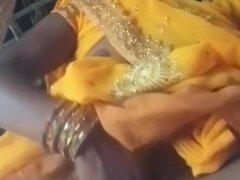 Bhabhi Yellow Saree Me Chut Dikha Rahi Hai Ungli Dal Kar Pani Nikal Diya