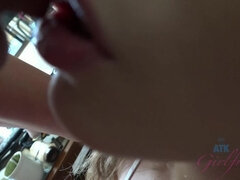 Pik sutte, Brunette, Kæreste, Onani, Orgasme, Udendørs, Ryger, Våd