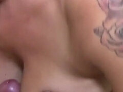 Gros seins, Britannique, Éjaculation interne, Tir de sperme, Hôtel, Mère que j'aimerais baiser, Tatouage