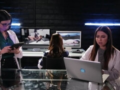 Rjavolaska, Naravne joške, Trojček