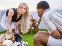 Gros cul, Grosse bite, Gros seins, Blonde, Sucer une bite, En levrette, Interracial, Maigrichonne