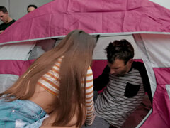 Pompino, Brunetta, Schizzo di sborra, Gola profonda, Facciale, Pubblico, Tatuaggi, Tette