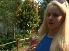 Amatéri, Blondína, Creampie, Priateľka, Z pohľadu účastníka, Pička, Vyholené, Tetovanie