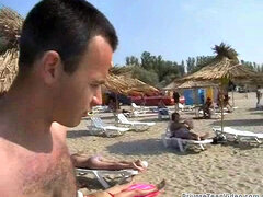 Cul, Plage, Bikini, Sucer une bite, Brunette brune, De plein air, Public, String