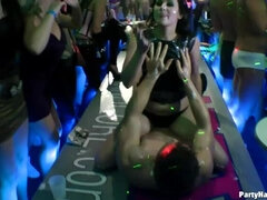 素人, デカチン, デカパイ, 衣服着たままセックス, ダンス, 女, 下着, パーティ