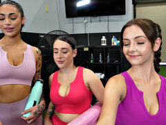 Avsugning, Ansiktsbehandling, Grupp, Gym, Handjobb, Kysser, Pigtails, Tatuering