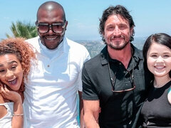 Chambre à dormir, Grosse bite, Brunette brune, En levrette, Seins naturels, Chatte, Adolescente, Nénés